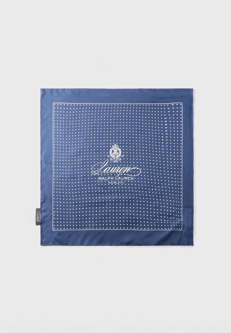 Τετράγωνο μπλε σκούρο μαντίλι με λευκές πουά τελείες, περιμετρικά περιθώρια, και το λογότυπο και το έμβλημα "Lauren Ralph Lauren" στο κέντρο.