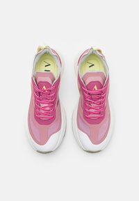 Pinke Sportschuhe mit einer Mischung aus Mesh- und synthetischem Obermaterial, weißen Akzenten, dicker Sohle und leuchtenden Schnürsenkeln. Leicht strukturierte Oberflächen.