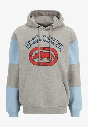 Szary sweter z jasnoniebieskimi rękawami i kieszenią kangurką. Z przodu posiada czerwoną i czarną grafikę z logo. Wykonany z miękkiej mieszanki bawełny.