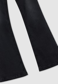 Czarne dżinsy w stylu dzwonów, wykonane z denimu, o gładkiej fakturze, czystym fasonie i bez widocznych elementów metalowych czy ozdób.