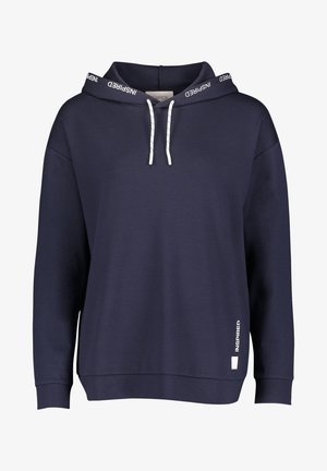 Granatowa bluza z kapturem z białymi sznurkami, napis „INSPIRED” na krawędzi kaptura oraz na dolnej lewej stronie z przodu, ściągacze na rękawach i w dolnej części.