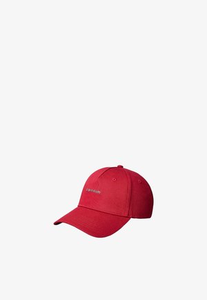 Rote Calvin Klein Baseballmütze mit gebogenem Schirm und eingesticktem Markennamen vorne in der Mitte.