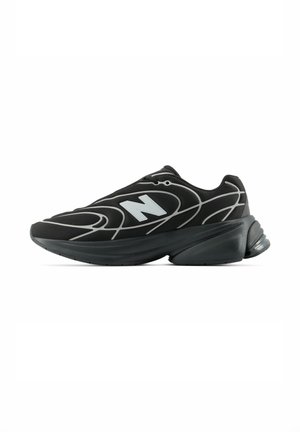 Baskets de sport noires avec lignes abstraites blanches, semelle épaisse et logo blanc "N" bien visible sur le côté.