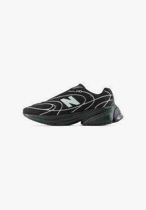 Baskets de sport noires avec lignes abstraites blanches, semelle épaisse et logo blanc "N" bien visible sur le côté.