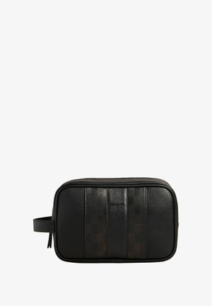 Zwarte toilettas van leer met een getextureerd oppervlak, met een geruit patroon aan de voorkant, ritssluiting en zijhandvat.