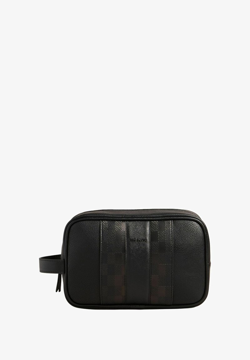 Neceser de cuero negro con superficie texturizada, con un patrón a cuadros en la parte frontal, cierre de cremallera y asa lateral.