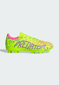 Botas de fútbol de color verde brillante con acentos en rosa, con un upper texturizado y un audaz branding "PREDATOR". Diseñadas para ofrecer tracción con tacos.