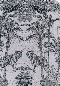 Tessuto con un design monocromatico che presenta palme e tigri, mostrando dettagli fini e una texture intrecciata su uno sfondo chiaro.