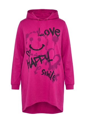Magenta lang hættetrøjekjole med sort graffiti-inspireret tekst på forsiden: "LOVE," "HAPPY" og "smile," hjerteformer og et smiley-ansigt.