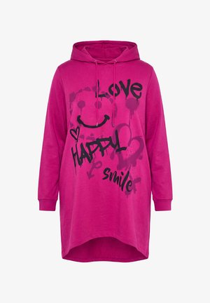Vestido largo estilo sudadera color magenta con texto frontal en estilo graffiti negro que dice "LOVE," "HAPPY," y "smile," con formas de corazones y una cara sonriente impresos.