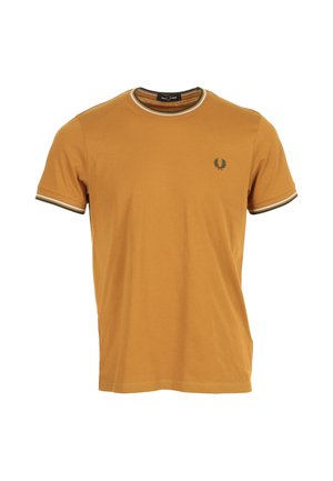 T-shirt da uomo giallo senape a maniche corte con strisce bianche e verdi sul colletto e sui bordi delle maniche, con piccolo logo verde ricamato sul petto.