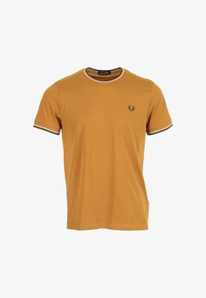 Heren mosterdgele korte mouw t-shirt met witte en groene strepen op de kraag en mouwranden, en een klein groen geborduurd logo op de borst.