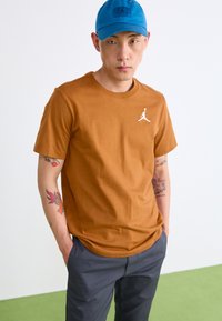 Jordan JUMPMAN CREW - Basic póló - desert bronze/white