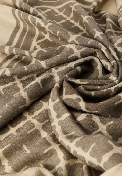 Ύφασμα μπεζ και καφέ με σχέδιο, με αφηρημένο animal print. Μαλακή υφή με ορατά πτυχώσεις και τσακίσματα.