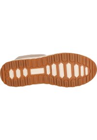 Suola di un stivale realizzata in materiale gommoso marrone chiaro con grip testurizzati, caratterizzata da un modello alternato esagonale e ovale per la trazione.