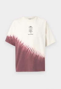 Krótki rękaw, kremowa bawełniana koszulka z efektem tie-dye w kolorze bordowym. Na przodzie czarny kwiatowy wzór oraz napis „marimekko” poniżej.