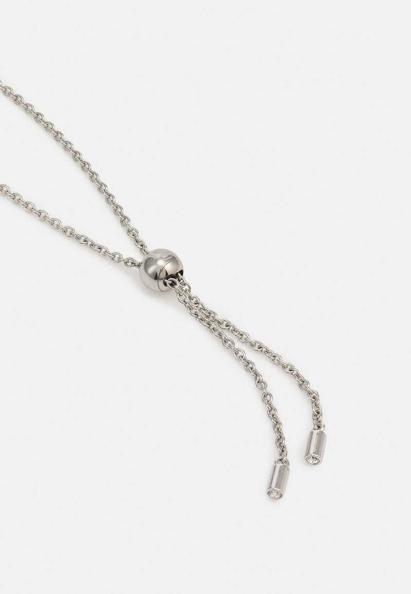 Strieborný náhrdelník so posuvným okrúhlym zapínaním, ktorý má dve tenké retiazky končiace v valcových akcentoch so malými kameňmi.