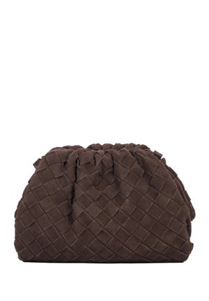 Brązowa zamszowa kopertówka z plecionym wzorem i miękkim, marszczonym wierzchem, przedstawiona na jednolitym białym tle.