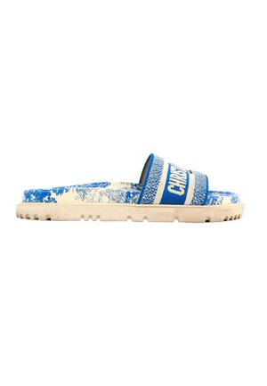 Sandale slide avec imprimé toile bleu et blanc sur la semelle et la bride, semelle en caoutchouc beige avec relief, avec le texte "CHRIST" sur la bride.