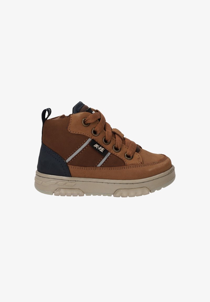 Bruine leren hoge sneakers met marineblauwe accenten, voorzien van bruine veters, een gepolsterde rand, rubberen zool en logodetail aan de zijkant.