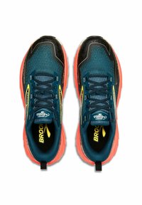 Blå löparskor med ett texturerat mesh-övre, ljusorange sula, svarta accenter och gul branding på tungan och sidan.