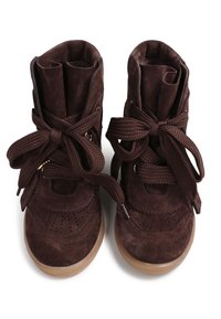 Καφέ σουέτ ψηλά παπούτσια με στρογγυλεμένες μύτες, περίτεχνες οπές και παχιά πλεκτά κορδόνια. Διαθέτουν σόλα από καουτσούκ και επενδυμένο γιακά.