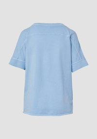 Lichtblauw t-shirt met korte mouwen van zachte stof. Heeft een ronde hals en zichtbare stiknaadtoeslag op de achterkant en mouwen.