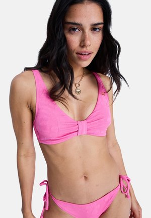 Pinkes Bikini-Set mit strukturierter Stofffläche und floralem Muster. Der Oberteil hat breite Träger und eine Knotendetail, während die Hose seitliche Bindebänder besitzt.