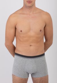 Boxer in cotone grigio con vita nera caratterizzata da strisce bianche, forma aderente e texture liscia, visti frontalmente.