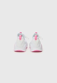Hvide sneakers med en glat overdel, lyserøde accenter på sålen og hælkappen samt en tekstureret ydersål for bedre greb.