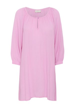 Vestito rosa chiaro al ginocchio con maniche a sbuffo 3/4, scollo rotondo e piccola chiusura frontale con bottoni.