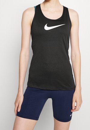 Sort Nike tanktop med et hvidt logo, parret med marineblå shorts. Toppen har en rund halsudskæring og et blødt, strækbart stof.