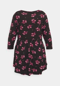 Abito nero con maniche tre quarti, caratterizzato da un motivo floreale rosa, vita arricciata e gonna leggermente svasata per una vestibilità comoda.