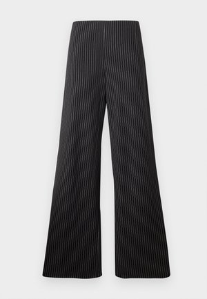 Pantalons à jambes larges en tissu noir avec des rayures blanches. Présentent une taille haute et une texture lisse. Aucune embellissement visible.