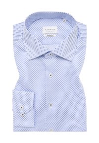 Hellblaues Hemd mit kleinem Karomuster, Button-Down-Kragen und einer Knopfmanschette. Hergestellt aus strukturiertem Stoff.