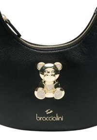 Borsa a tracolla in pelle nera con dettaglio orsetto dorato con strass, chiusura con cerniera dorata. Logo Braccialini in evidenza.