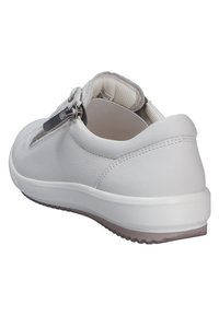 Zapatilla de cuero de color gris claro, con cierre de cremallera en el lateral, puntera redondeada y suela de goma blanca con dibujo texturizado.