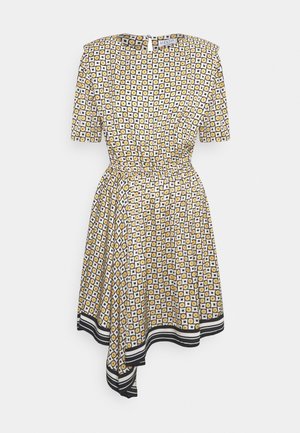 Mekko, jossa on keltainen, sininen ja valkoinen geometrinen kuvio, vyötetty vyöllä vyötäröltä, yhdistetty mustiin polvipitkiin mokkasuksiin ja mustaan clutch-laukkuun.
