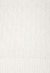 Weißer gestrickter Pullover mit einem strukturierten, gewellten Muster; gerippter Saum am unteren Ende. Weiches, warmes Material mit einem leichten Aussehen.