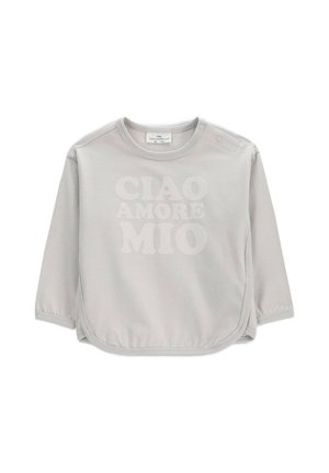 Jasnoszara bluzka niemowlęca z długim rękawem, okrągłym dekoltem, zatrzaskami na ramieniu oraz napisem "CIAO AMORE MIO" z przodu.