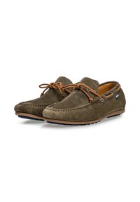 Olivgrüne Wildlederschuhe im Mokassin-Stil mit braunen Schnürsenkeln, gestickten Details und einer flexiblen Gummisohle. Mit einem kleinen Logo an der Seite.