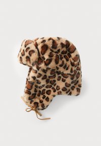 Chapéu de pele falsa com estampa de leopardo e abas para as orelhas, apresentando um fecho de laço em tom areia e um tecido suave e texturizado. Rótulo da marca visível na lateral.