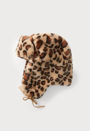 Leopardmønstret faux fur-hat med øreklapper, med en tan båndlukning og blødt, tekstureret stof. Mærketikette synlig på siden.