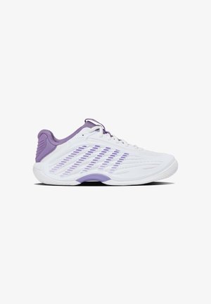 Chaussure de sport blanche avec des accents violets, dotée d'une tige en mesh, d'une semelle texturée et d'un motif à rayures diagonales pour une meilleure ventilation.