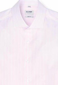 Chemise rose clair à fines rayures blanches verticales, fermeture par boutons sur le devant, col classique, étiquetée "OLYMP Level Five Body Fit" taille 40.