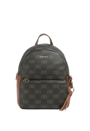 Zaino nero con motivo e dettagli in pelle marrone, caratterizzato da una forma arrotondata, tasche con cerniera e un nappina decorativa. Nome del marchio visibile.