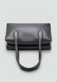 Borsa a tracolla grigia in pelle con un design strutturato, caratterizzata da due manici allungati e una texture liscia e opaca. Chiusura a pattina nella parte superiore.