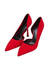 Scarpe con tacchi alti in tessuto rosso, con punta a forma affusolata, lati aperti e soletta nera lucida. Presentano un sottile tacco a spillo rosso.