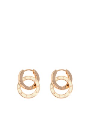 Kolczyki w kolorze złotym, podwójne koła, z jednym gładkim kołem połączonym z okrągłym kołem, na którym wygrawerowano subtelne napisy.