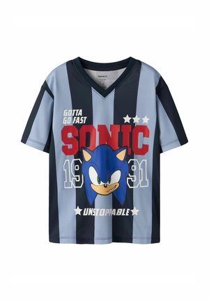 Blå T-shirt med korte ærmer med striber med Sonic the Hedgehog ansigt, rød "SONIC", teksten "GOTTA GO FAST", "1991" og "UNSTOPPABLE" på fronten.